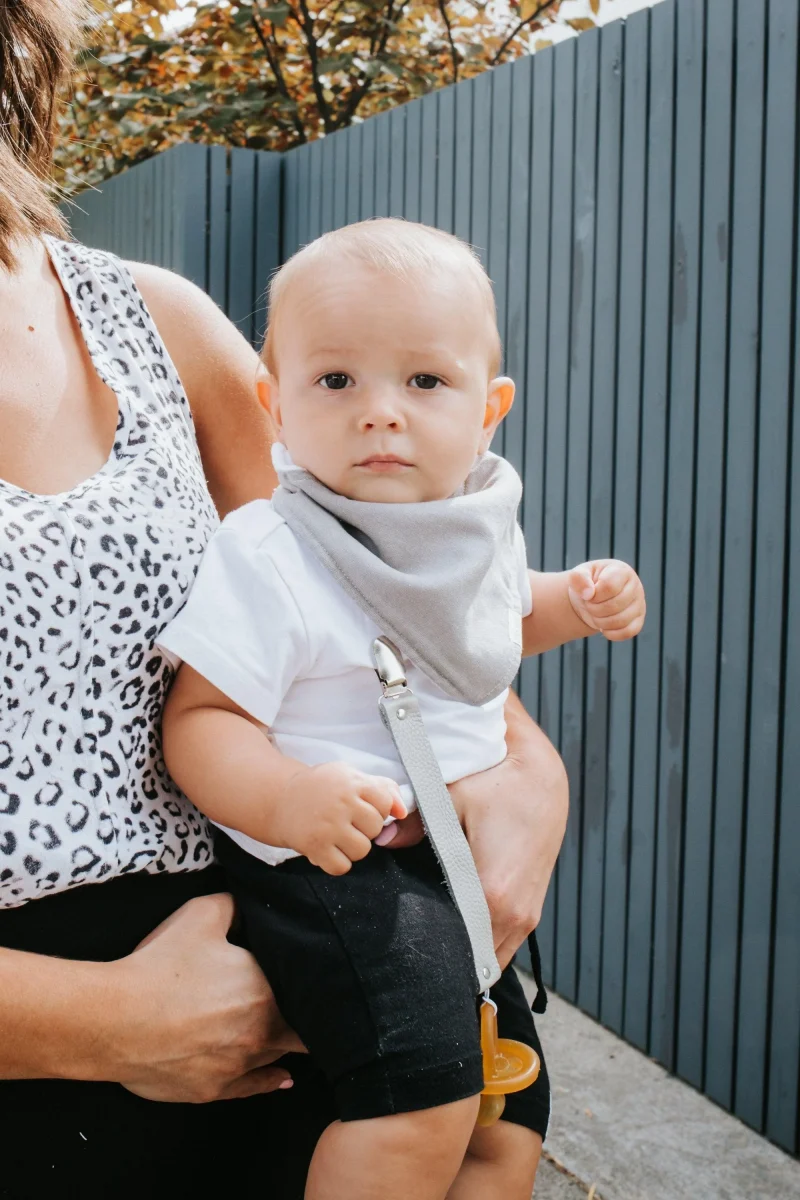 DRIBBLE BIB | LIGHT GREY|LINEN|BY LITTLE MILKO 2 DRIBBLE BIB | LIGHT GREY|LINEN|BY LITTLE MILKO - Image 2