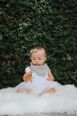 DRIBBLE BIB | LIGHT GREY|LINEN|BY LITTLE MILKO 7 DRIBBLE BIB | LIGHT GREY|LINEN|BY LITTLE MILKO -Baby Products Store LITTLE GIRL AND GREY BIB scaled 1