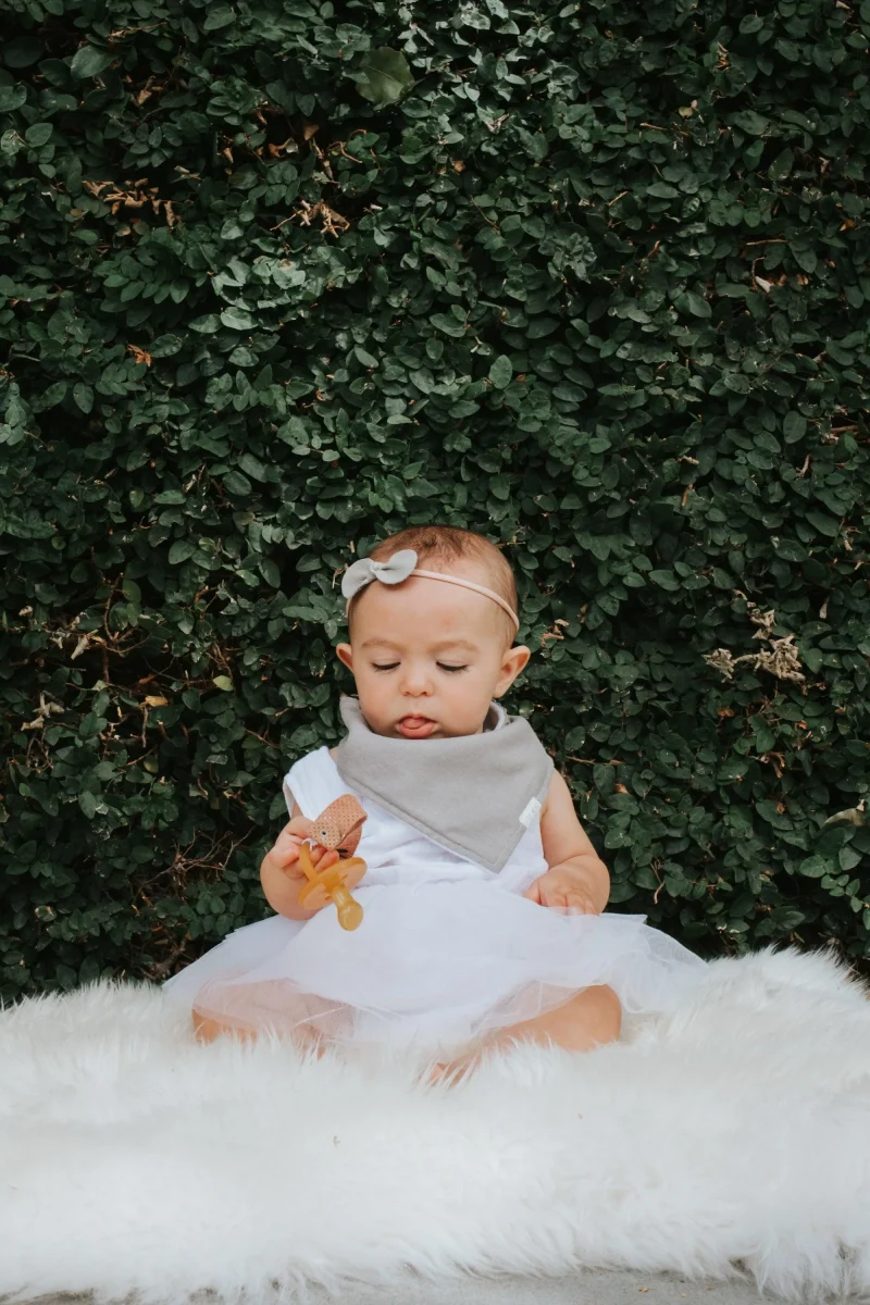 DRIBBLE BIB | LIGHT GREY|LINEN|BY LITTLE MILKO 4 DRIBBLE BIB | LIGHT GREY|LINEN|BY LITTLE MILKO - Image 4