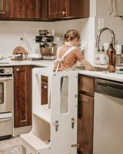 TAVOLO Ll – Convertible Learning Tower| Varnished Birch And White| White| White And Walnut| New Grey! 15 TAVOLO Ll – Convertible Learning Tower| Varnished Birch And White| White| White And Walnut| New Grey! -Baby Products Store TAVOLO TODDLER WASHING UP scaled 1