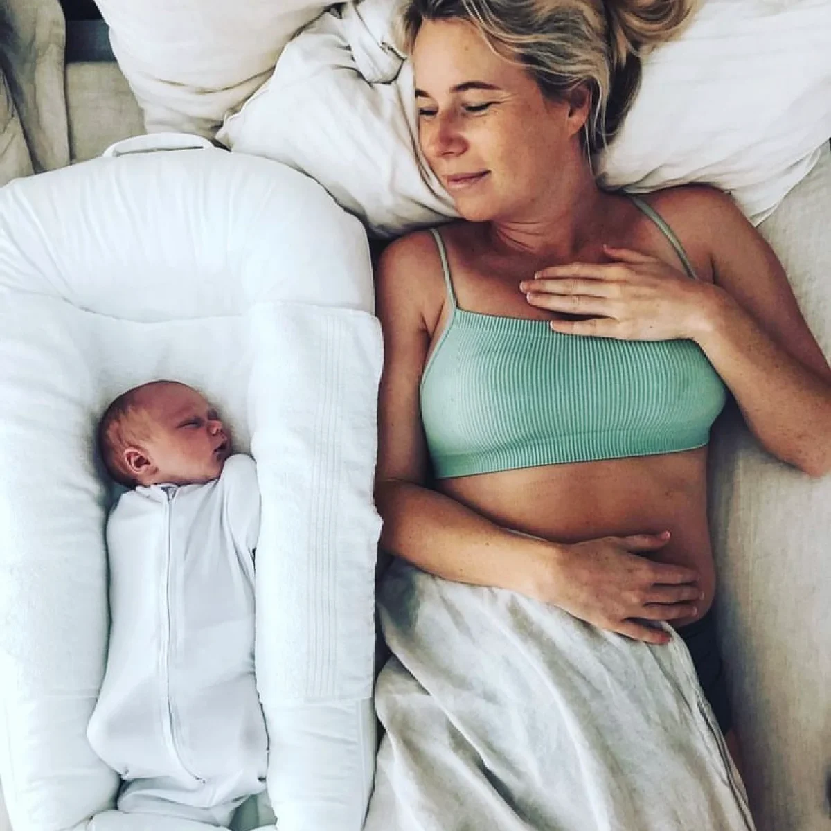 BAMBOO SWADDLEPOUCH SMALL 0-3M 0.2 TOG – BRIGHT WHITE By BabyStudio 3 BAMBOO SWADDLEPOUCH SMALL 0-3M 0.2 TOG – BRIGHT WHITE By BabyStudio - Image 3